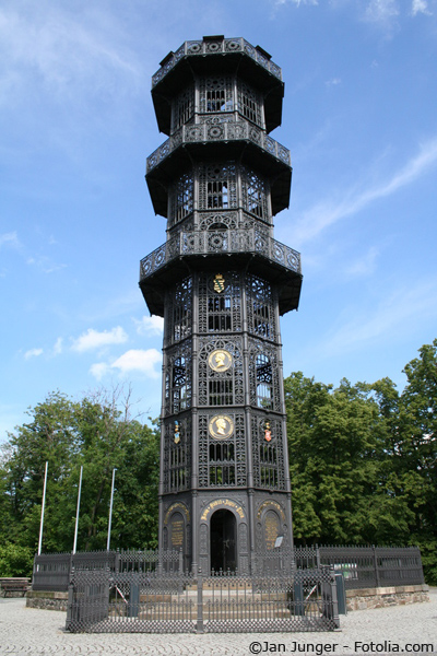 Der berühmte gusseiserne Turm umgeben von luxuriösen Wohnungen zur Miete in Löbau